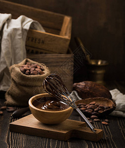 木碗中的融化巧克力以温图片