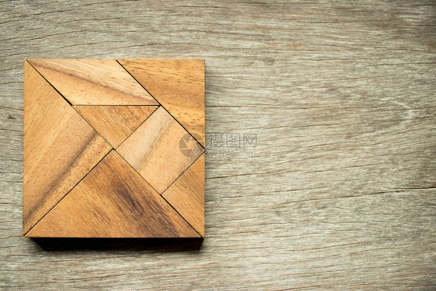 木背景上的方形Tang图片