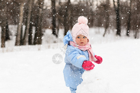 冬天玩雪的小女孩子图片