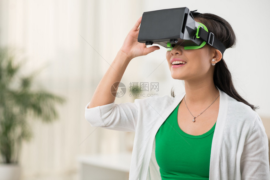 女在虚拟现实中的眼镜图片