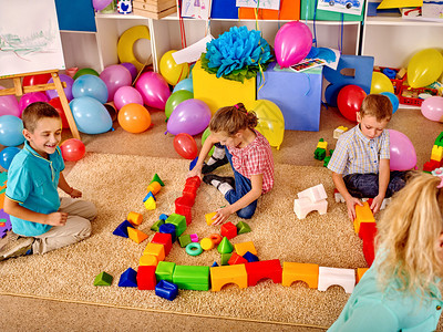 幼稚园地毯楼层的分组儿童游戏区图片