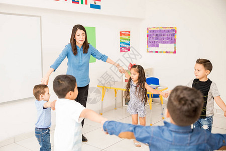 学龄前教师与学生牵手在课堂上图片