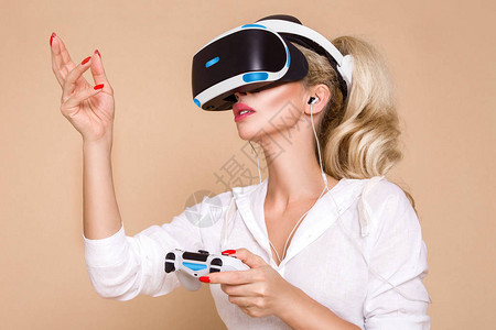 戴虚拟现实眼镜的女人虚拟增强现实头盔的年轻女孩虚拟现实耳机图片