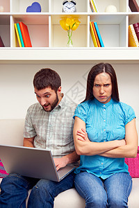 愤怒的女人坐着而她的丈夫图片