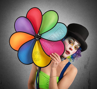 与彩色螺旋玩具合影的女人小丑图片