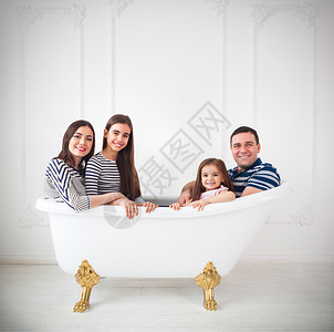 穿着水手洗澡的年轻快乐家庭图片