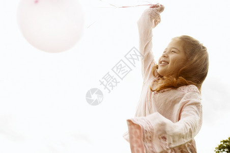 年轻女孩玩粉色气球图片