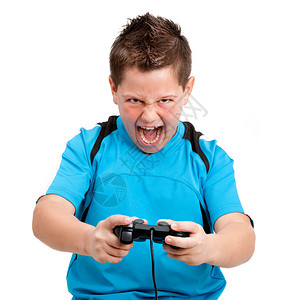 男孩在玩视频控制台时大喊叫并表现出赢家的态度图片