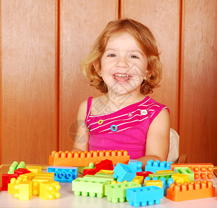 快乐的小女孩玩具砖图片