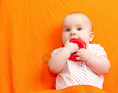 小女婴在橘子背上长图片
