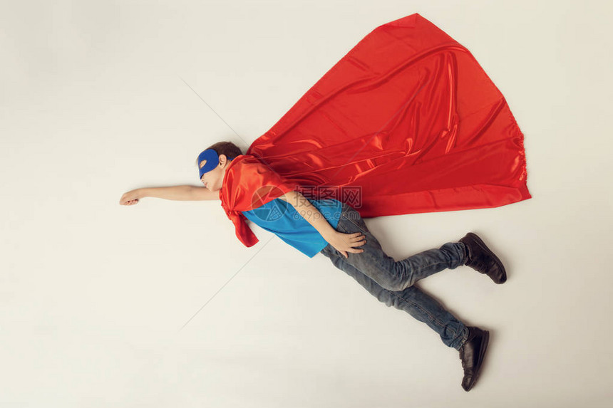 超级英雄小子飞起来了穿红色斗篷和蓝面罩的图片