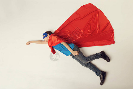 超级英雄小子飞起来了穿红色斗篷和蓝面罩的图片