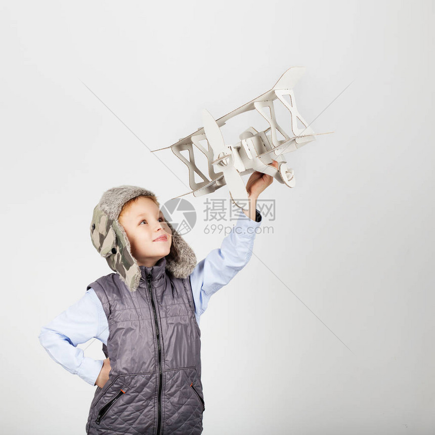 儿童男孩玩纸具飞机图片