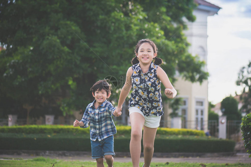 可爱的亚洲儿童在公园户外一起跑步图片