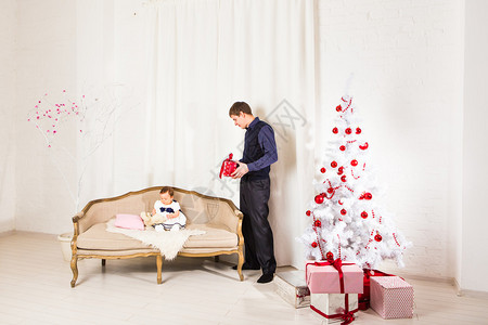 圣诞节圣诞节和冬天家庭人幸福的概念图片