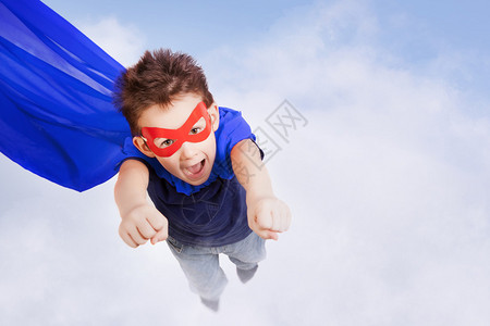 蓝天背景下的超级英雄孩子图片