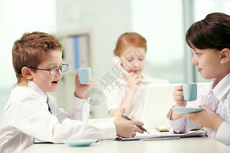 小商人在办公室喝咖啡讨论文件图片