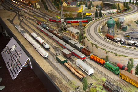 微型火车模型和铁路图片