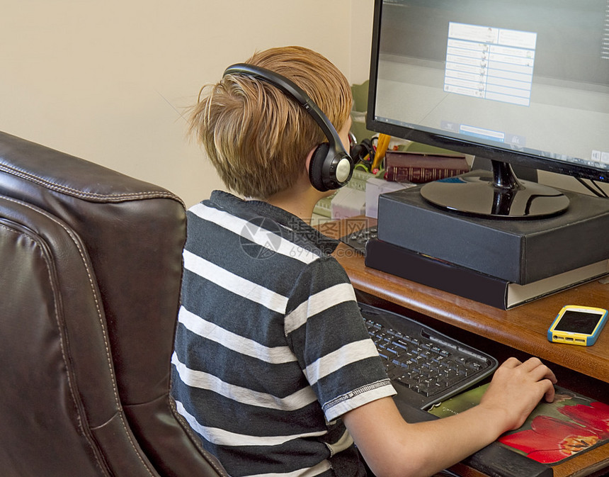 在电脑上玩电子游戏时戴着耳机的草莓金图片