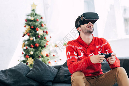 以虚拟现实头盔和欢乐垫玩游戏的人在圣图片