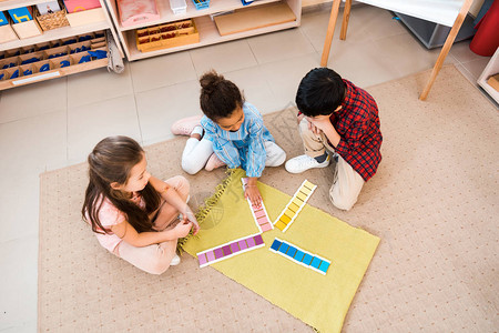 儿童在蒙特索里班的地板上玩教育图片