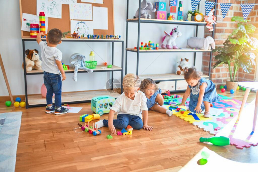 一群可爱的幼儿在幼儿园玩很多玩具图片