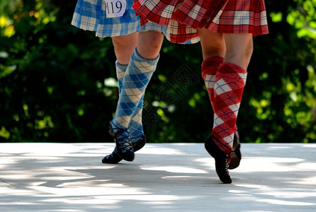 两个年轻女孩在苏格兰的比赛中表演背景图片