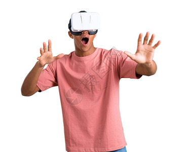 使用VR眼镜的年轻非洲男子关于孤立白种背景的图片
