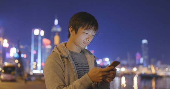 亚洲男子晚上在城市使图片