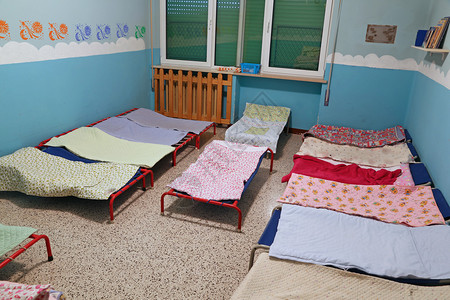 为幼儿学校儿童提供小床位的宿图片
