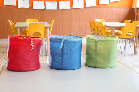 幼儿园教室里的三个彩色玩具罐图片