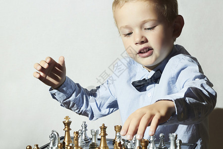 下棋的小男孩的画像聪明的孩子时尚的孩子5岁的孩子小天才孩子智背景图片