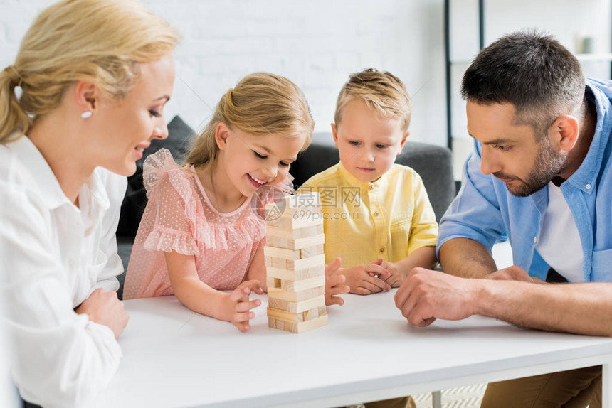 有两个孩子在家中玩木砖块游戏图片