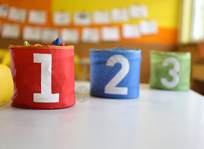 三罐彩色红绿和蓝色在幼儿园教室写一图片