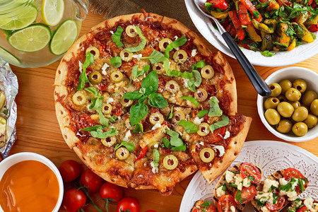 夏季餐桌配披萨烤辣椒沙拉樱桃西红柿和莫扎里拉的布鲁舍塔图片