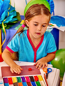 幼儿园书桌上的橡皮泥小女孩造型图片