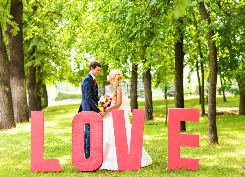 新娘和新郎在信的旁边爱之词图片
