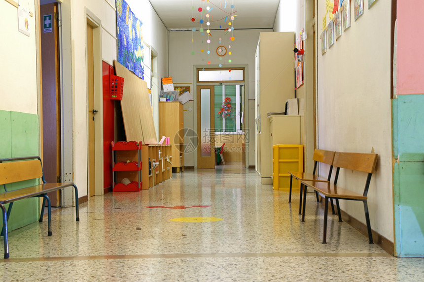 节假日无子女时幼儿园长途走廊图片