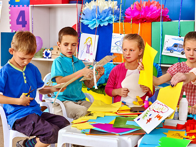团体儿童在幼稚园做彩色纸图片