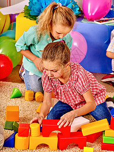 幼稚园楼层的分组儿童游戏区前图片