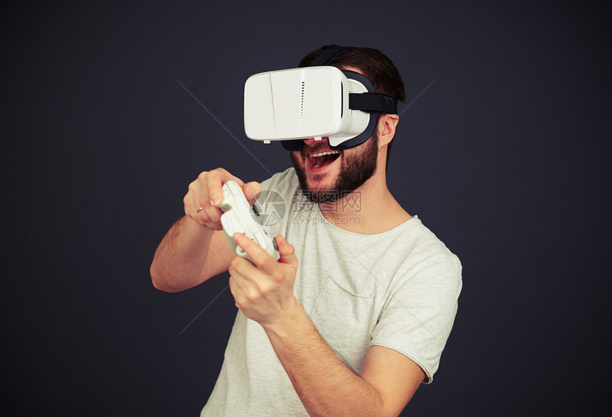 胡子人穿着高科技VR头盔黑背图片
