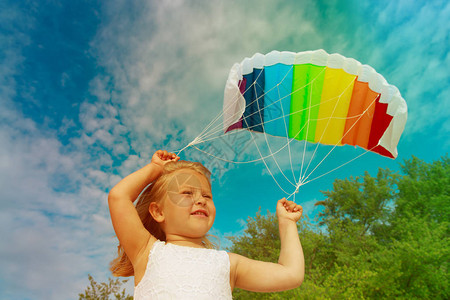 小女孩在天上放风筝孩图片