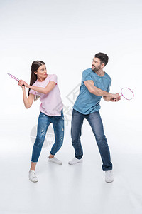 一对情侣玩羽毛球图片
