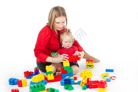 母女一起玩积木在白色图片
