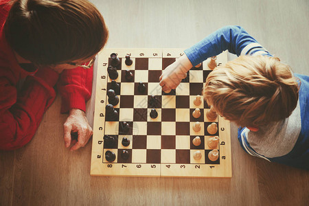 父亲和儿子玩象棋孩子图片