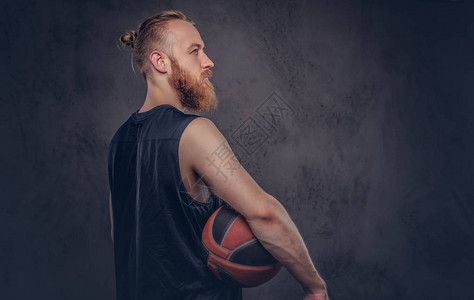 一个红发篮球运动员的肖像图片