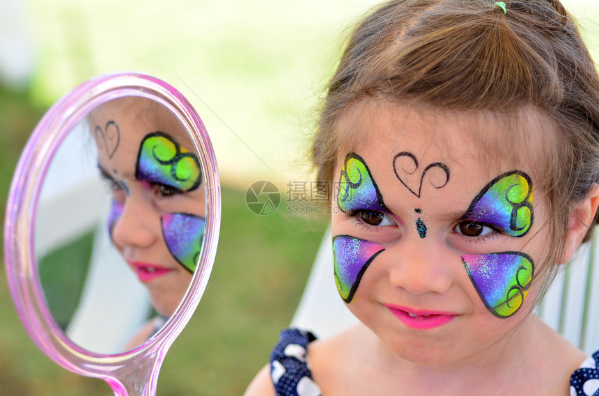 小女孩脸朝镜子看专心看着面图片