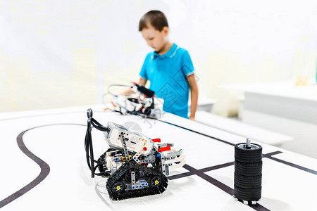 天才小子在自制机器人和微控制器图片