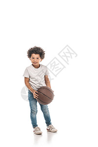 美国男孩拿着篮球看着白色背景的摄影机图片