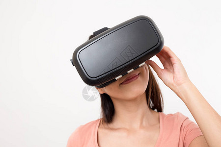 戴VR眼镜的女人图片